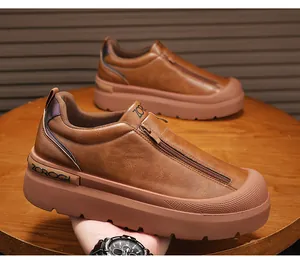 Detalle de zapatillas de cuero microfibra marrón con suela de plataforma y cremallera.