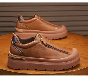 Detalle de zapatillas de plataforma para hombre en ecocuero marrón con cremallera