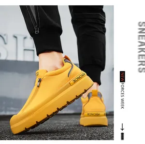 Primer plano de zapatillas de cuero microfibra amarillo con cremallera lateral y suela
