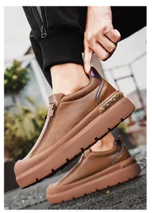 Vista de cerca de las zapatillas marrones de plataforma con el logo lateral de ZOROGI.