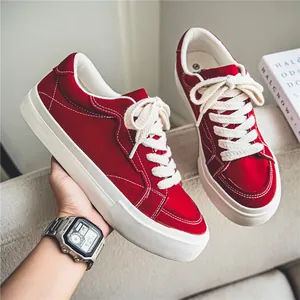 Klassieke rode lage canvas sneakers met ademende stof en dikke witte rubberen zolen