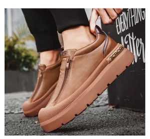 Primer plano de zapatillas de plataforma de cuero de microfibra marrón con cremallera frontal