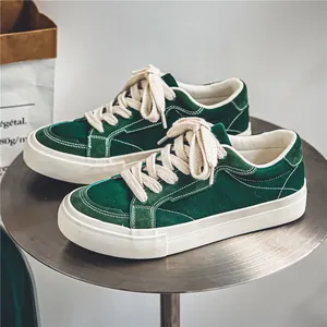 Vintage groene lage canvas sneakers voor dames met dikke witte rubberen zolen