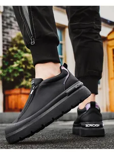 Primer plano de zapatillas negras para hombre en cuero de microfibra con cremallera