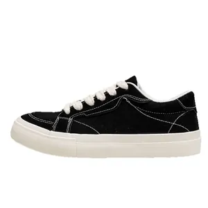 Retro zwart-witte canvas sneakers voor dames met dikke witte veters en rubberen zool