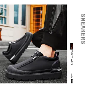 Primer plano de zapatillas negras para hombre en microfibra con cremallera y suela gruesa