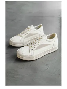 Vue détaillée de baskets montantes blanc cassé avec empiècement aile en daim gris chic.