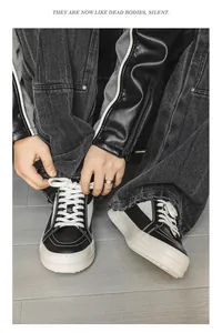 Vue rapprochée de baskets de ville en cuir noir et blanc attachées par la main