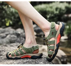 Detail van legergroene leren outdoorsandalen voor heren met ademende mesh en stevige zool