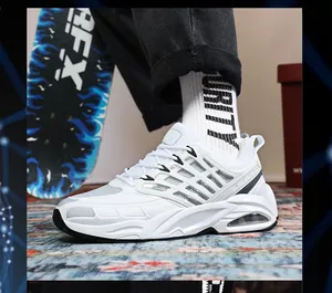 Vista lateral detallada de zapatillas blancas para hombre con malla y suela de aire.