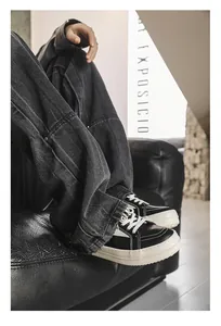 Gros plan de baskets décontractées en cuir noir et blanc pour hommes dans un cadre de vie