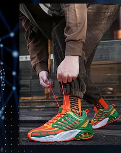 Primer plano de zapatillas flyknit coloridas para hombre con suela de aire en la ciudad