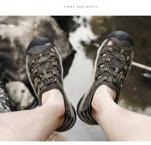 Comfortabele lederen outdoorsandalen voor heren in een natuurlijke omgeving
