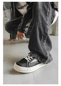 Gros plan de baskets de style urbain en cuir noir et blanc pour hommes avec semelles
