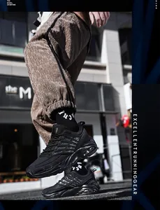 Vista detallada de zapatillas de running negras para hombre con suela de cámara de aire