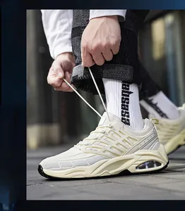 Detalle de zapatillas de running para hombre en color crema con cámara de aire.