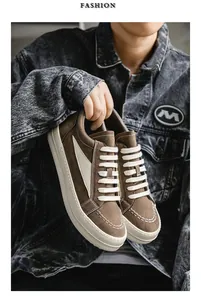 Gros plan sur des baskets décontractées en cuir marron portées par un mannequin.