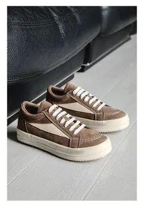 Gros plan de baskets en daim marron avec panneau latéral crème et semelle épaisse