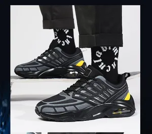 Vista detallada de zapatillas fly-knit negras para hombre con cámara de aire amarilla
