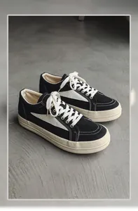 Baskets streetwear noir et blanc avec motif d'éclair sur le côté