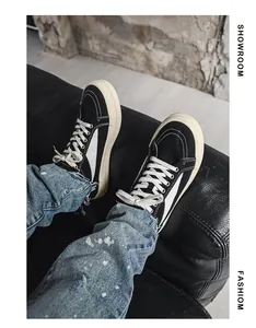 Vue détaillée de baskets décontractées noir et blanc pour hommes de style urbain