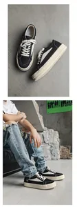 Gros plan de baskets high-street noir et crème avec un jean denim usé