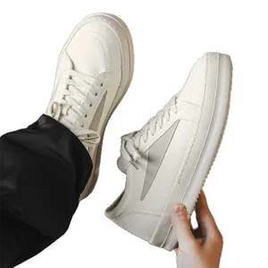 Baskets décontractées en cuir blanc cassé pour hommes avec empiècements gris