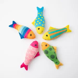 Set di cinque colorati giocattoli per gatti in peluche a forma di pesce con erba gatta