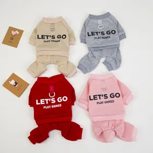 Détail de quatre combinaisons pour chiens en polaire colorées avec 'LET'S GO' imprimé