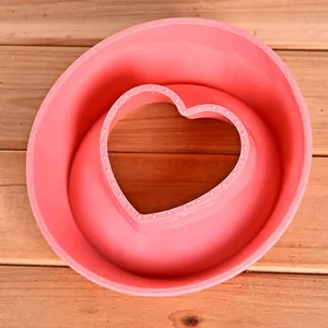 Ciotola inclinata rosa per animali domestici a forma di cuore in materiale PP.