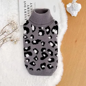 Detailansicht des grauen Hundepullovers mit Leopardenmuster, Rollkragen und weichem Strick