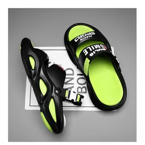 Detailansicht der schwarz-neongrünen Herren-Sportsandalen mit dicker rutschfester Sohle.