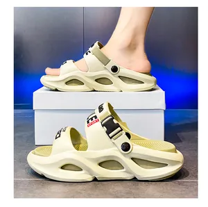 Detailansicht beige Herren Sandalen mit dicker Sohle und verstellbarem Fersenriemen