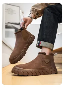 Gros plan sur des bottines Chelsea en daim marron haut de gamme avec semelle crantée pour hommes