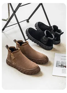 Vue détaillée de bottines en daim pour hommes en marron et noir avec semelles épaisses
