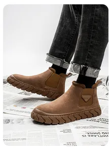 Détail de bottines Chelsea en daim marron avec semelles épaisses crantées homme