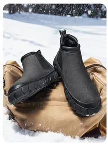 Bottines Chelsea à doublure polaire sur un sac à dos beige dans un paysage enneigé