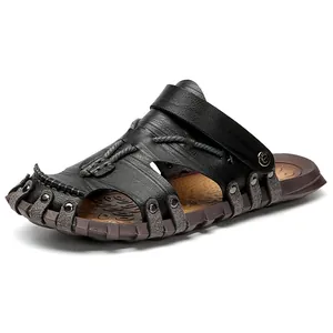 Hochwertige schwarze Herren-Sandalen aus Leder mit geflochtenen Riemen und Nieten
