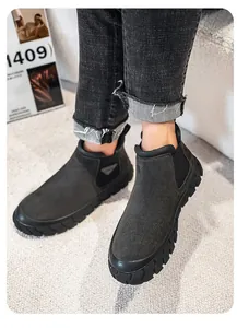 Vue détaillée des bottes de travail pour hommes en daim texturé avec semelles épaisses