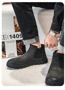 Vue détaillée de bottines Chelsea pour hommes en daim gris foncé avec semelles crantées et élastique.