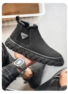 Vue détaillée de bottines Martin en daim noir avec semelle en caoutchouc ondulée
