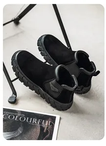 Vue détaillée de bottines Martin montantes en daim noir à semelle épaisse crantée