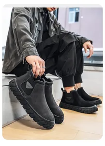 Gros plan de bottines Martin noires en daim pour hommes avec semelle épaisse