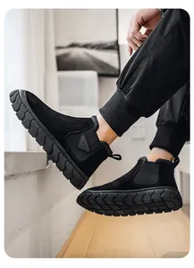 Gros plan de bottines Chelsea noires pour hommes avec semelle en caoutchouc robuste