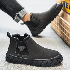 Bottines Chelsea pour hommes en daim gris avec semelles noires épaisses et élastiques.