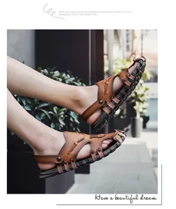 Detailaufnahme der braunen Herren-Outdoor-Sandalen mit geschlossenem Zehenbereich