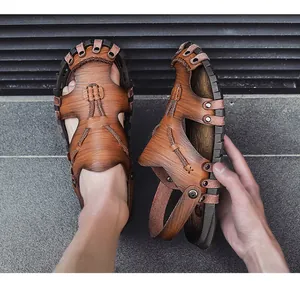 Detaillierte Nahaufnahme brauner Herren-Outdoor-Freizeitsandalen mit geschlossener Zehe