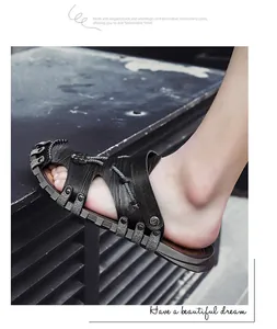Detailansicht der schwarzen Herren-Outdoor-Sandalen mit strukturiertem Leder