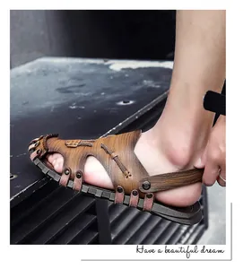 Detailansicht brauner Leder-Sandalen für Herren mit geschlossener Zehenpartie und Nieten