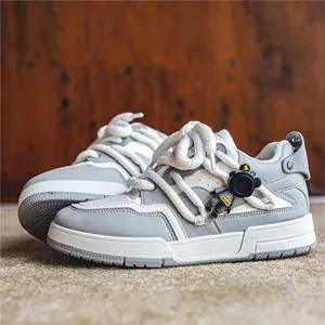 Chaussures de Skate Décontractées pour Hommes Semelle Épaisse Platform Sneakers Mode Avec Pendentif Astronaute Respirantes Patchwork Tige Basse